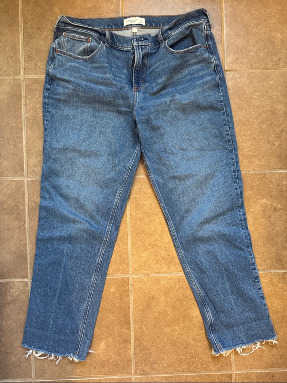 Abercrombie & Fitch Women's Curve Love Mid Rise 90s Straight Jean